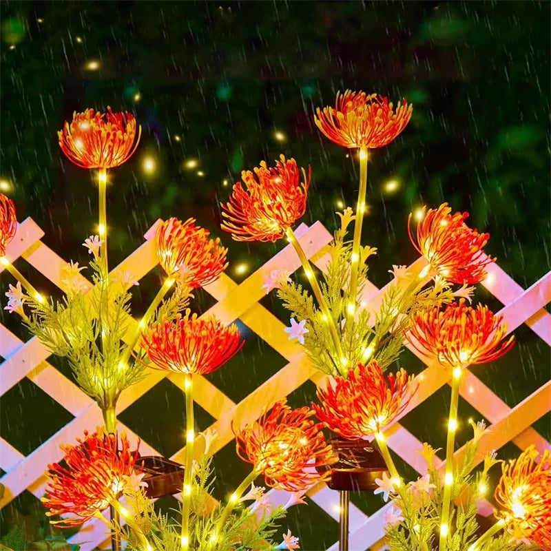 décoration extérieure solaire fleurs texturées rose rouge jaune feuillage nocturne jardin féerique champêtre