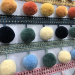 ruban décoratif moderne pompons peluche rayures dorées bleu marine orange