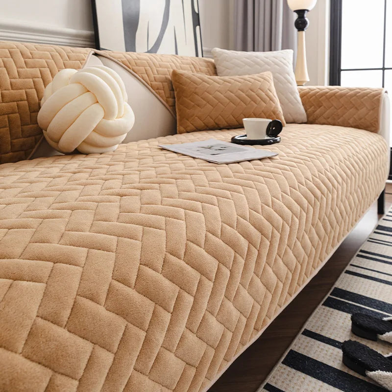 Un canapé beige douillet et moelleux, avec des coussins et un coussin noué, disposé dans un bel environnement avec des rideaux et un tapis à rayures.