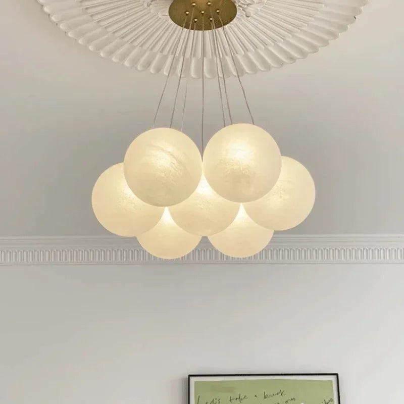 Suspension lumineuse moderne cristal blanc légèrement translucide chaînes métalliques