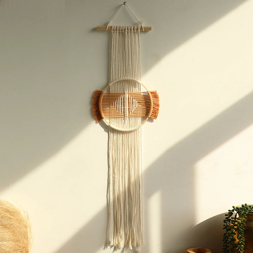 Détail du tissage fait main de la décoration murale en macramé