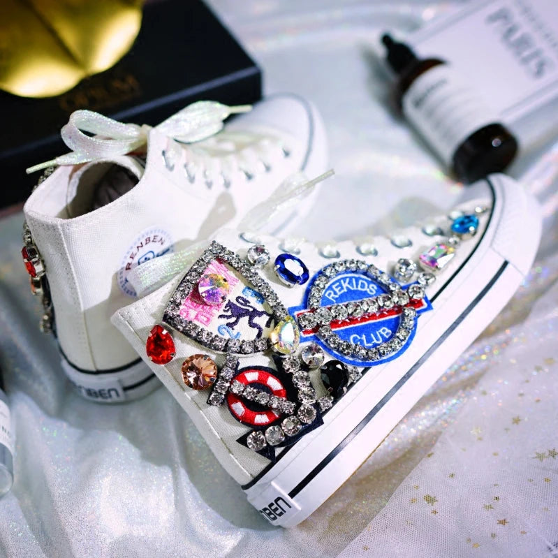 chaussures sport femme toile blanches broderies strass badges printemps automne décontractées lacets PVC
