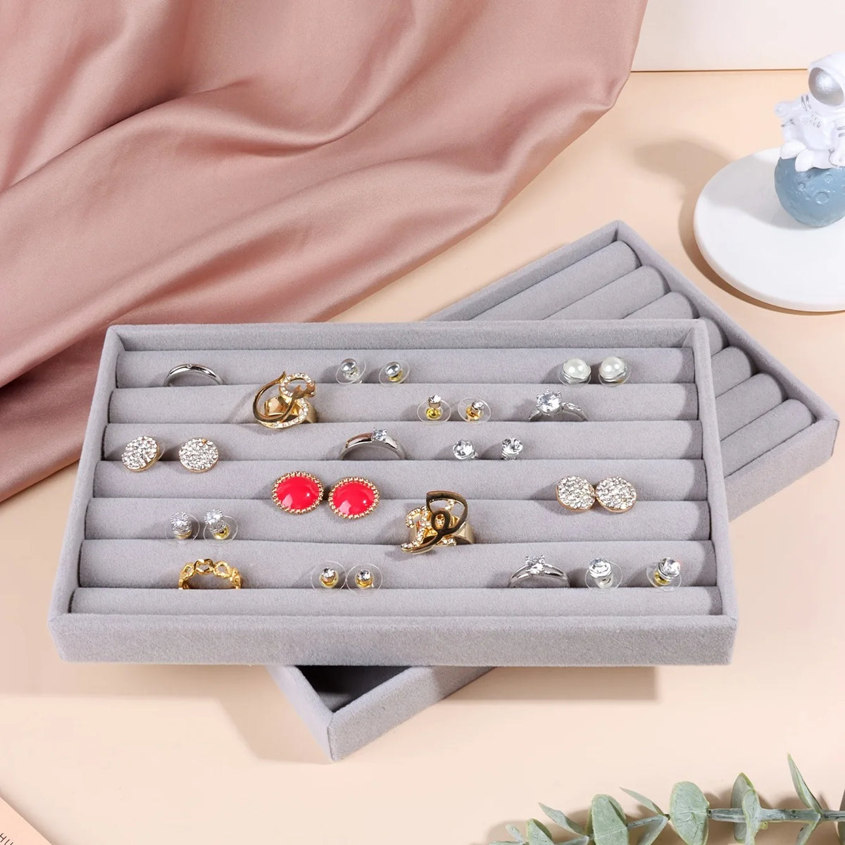 boîte bijoux velours gris clair moderne rangement colliers bagues boucles doreilles opacité organisation bijouterie