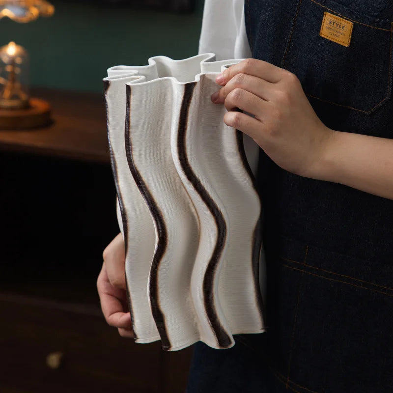 vase moderne blanc marron rouge orange rayures horizontales opacité maison fleurs table