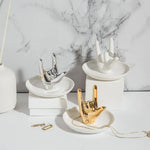support bijoux main stylisée or argent rose gold blanc moderne