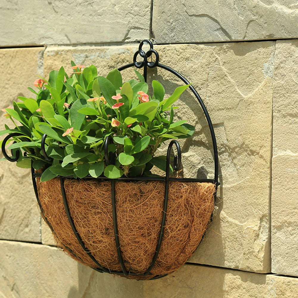 pot fleurs suspendu plante verte feuilles vertes fleurs roses crochet métallique décoration murale ornementale
