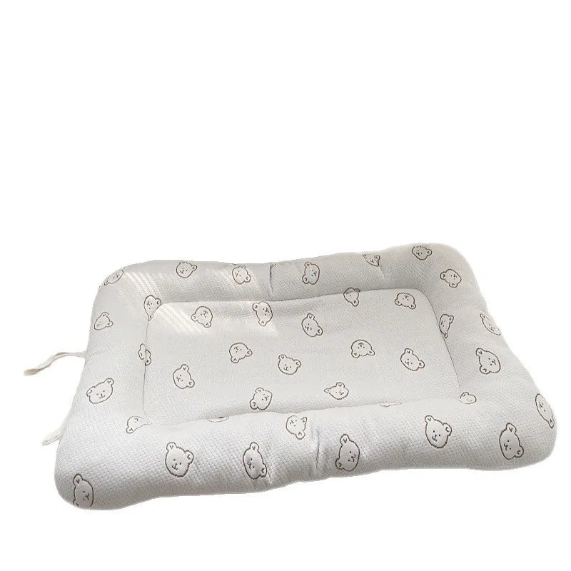 lit bébé coussin ours nuages coton gaufré blanc beige enfantin doux minimaliste