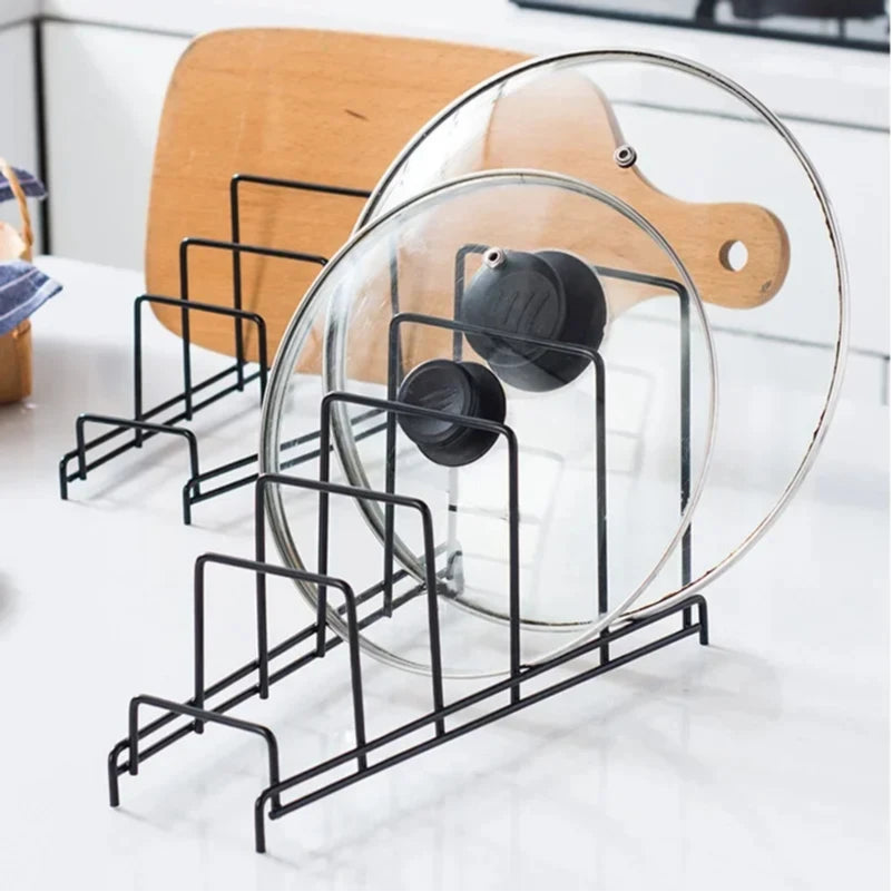 rangements couvercles planches découpe métal noir bois clair minimaliste modernes épurés transparents cuisine décoration