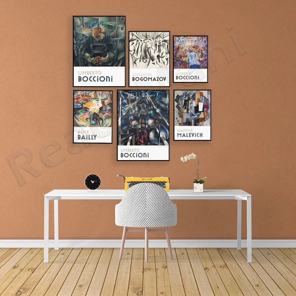 Sur un mur ocre, diverses affiches d'artistes emblématiques tels que Umberto Boccioni, Bogomazov et Kazimir Malevitch encadrent un bureau sobre et épuré, créant une ambiance minimaliste et artistique.