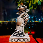 ornements céramique moderne sculpture main pistolet fleur contemporain gothique tatouage floraliaux socle carré