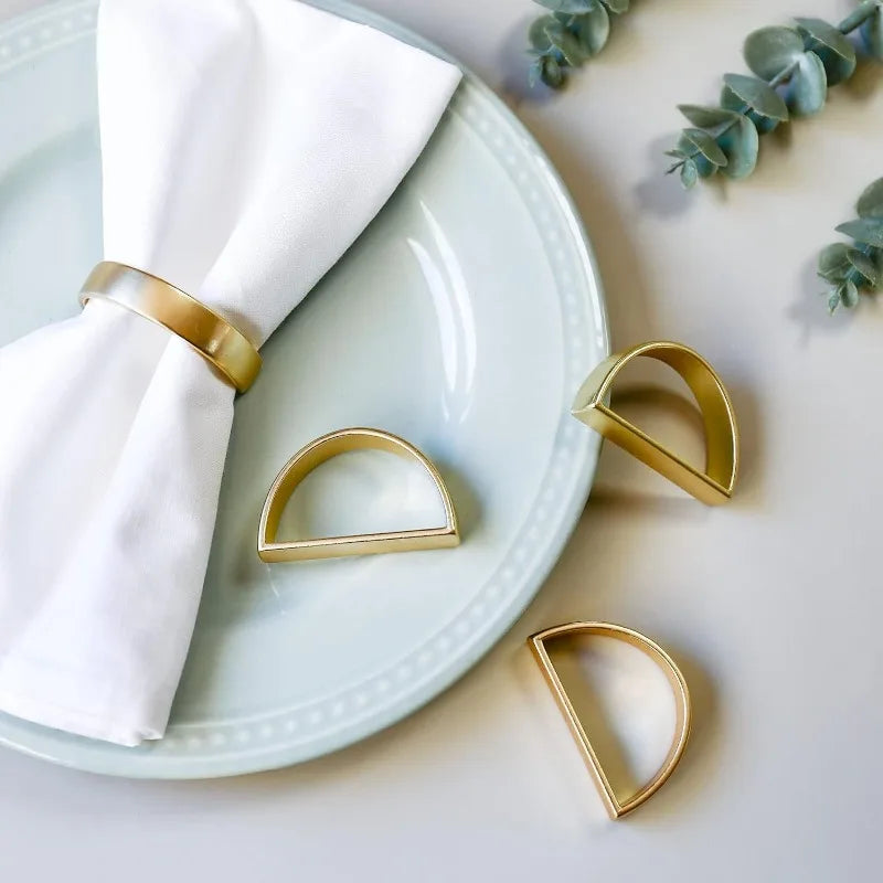 anneaux serviettes or lisses modernes fourchettes cuillères garnitures tables différentes couleurs mariage banquet