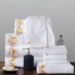 Détail de la broderie sur serviette de bain blanche pour SPA