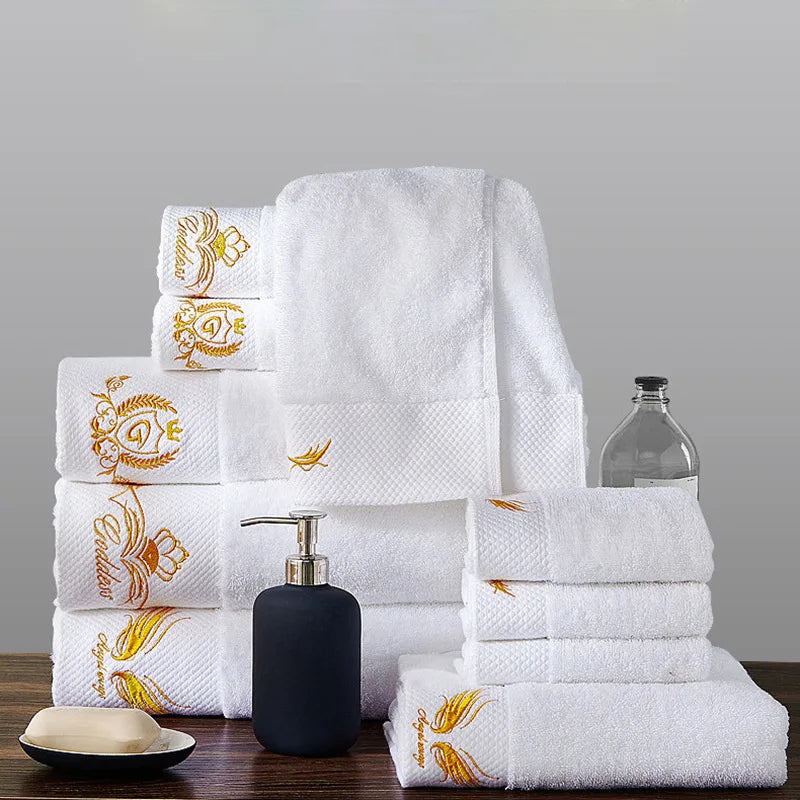 Détail de la broderie sur serviette de bain blanche pour SPA