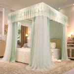 Une chambre à coucher élégante ornée d'un dôme de lit blanc aux rideaux décorés de dentelle et de franges, créant une atmosphère romantique et paisible.
