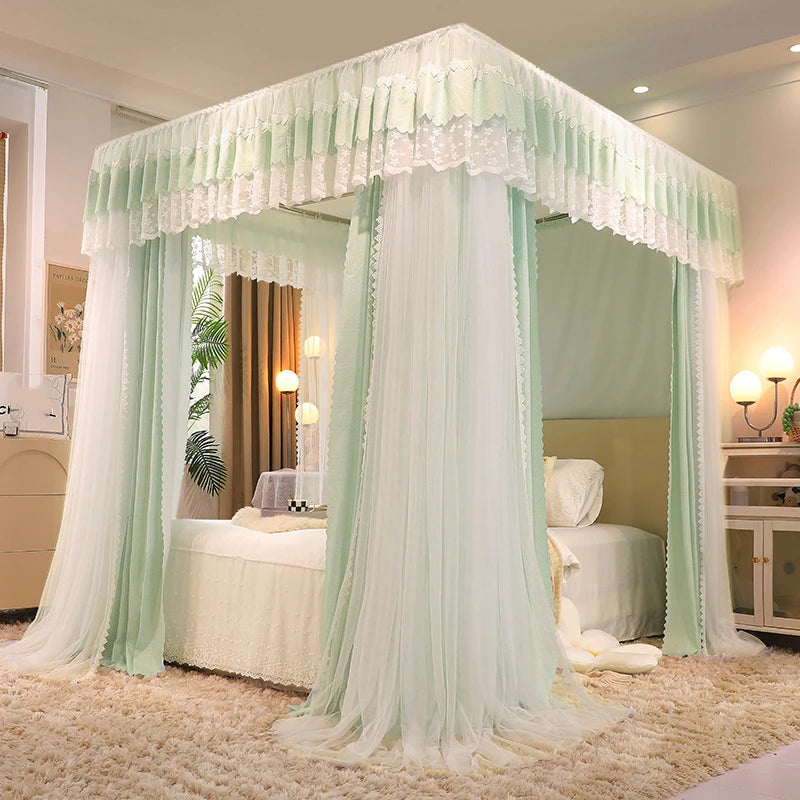 Une chambre à coucher élégante ornée d'un dôme de lit blanc aux rideaux décorés de dentelle et de franges, créant une atmosphère romantique et paisible.