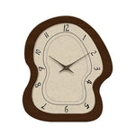 horloge murale bois marron aiguilles noires numeros blancs texture grunge moderne fixations quartz