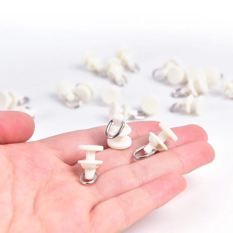 clips fixation blancs modernes anneaux métalliques accessoires rideaux pratiques plastique