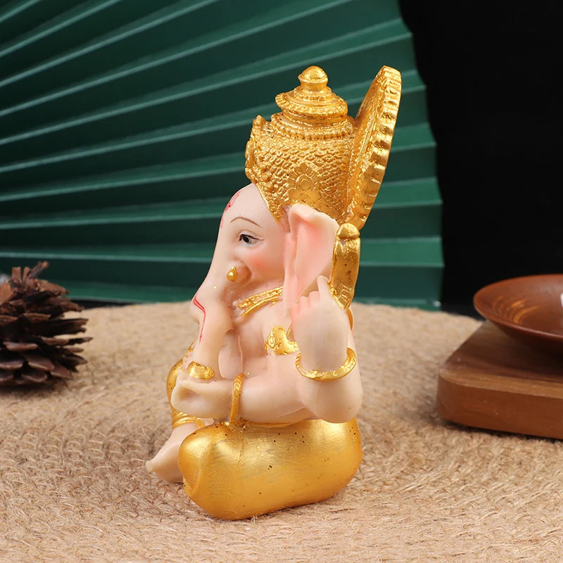 statue ganesha or beige details sculptés traditionnel religieux assiette bois cône pin feuilles vertes