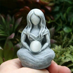 statue méditation femme sphère gris blanche pierreuse sculptée spirituelle intérieure décoration maison