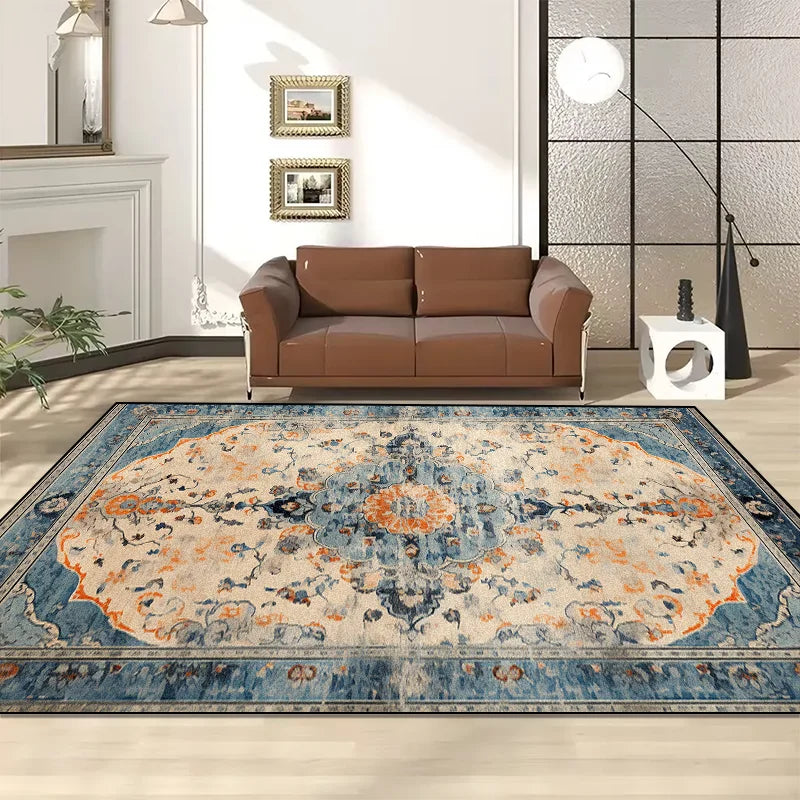 Ce tapis multicolore orné de motifs floraux et géométriques crée une ambiance chaleureuse et élégante dans ce salon moderne.