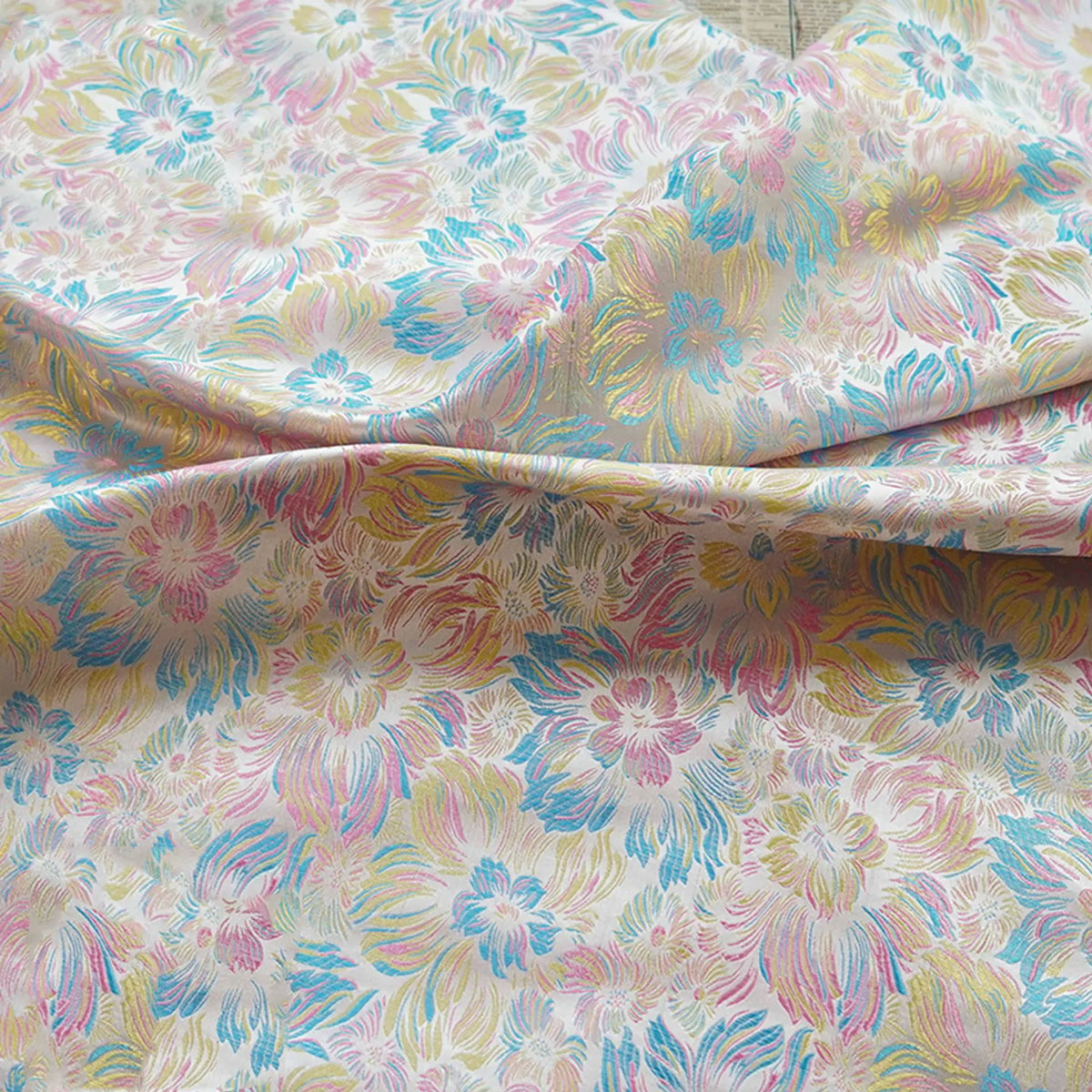 tissu décoration floral blanc rose bleu jaune motifs stylisés texture brillante polyester large 150cm