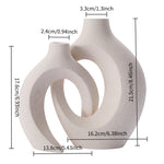 vases decoratifs modernes texturés noir beige fleurs seches bougie sculpturale minimalisteintérieur
