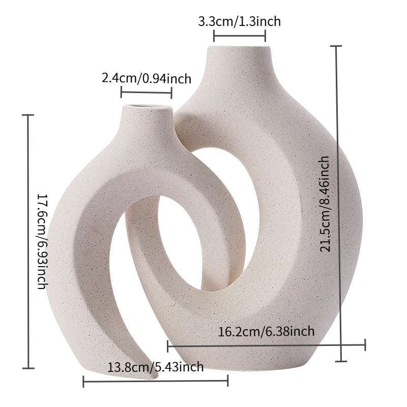 vases decoratifs modernes texturés noir beige fleurs seches bougie sculpturale minimalisteintérieur