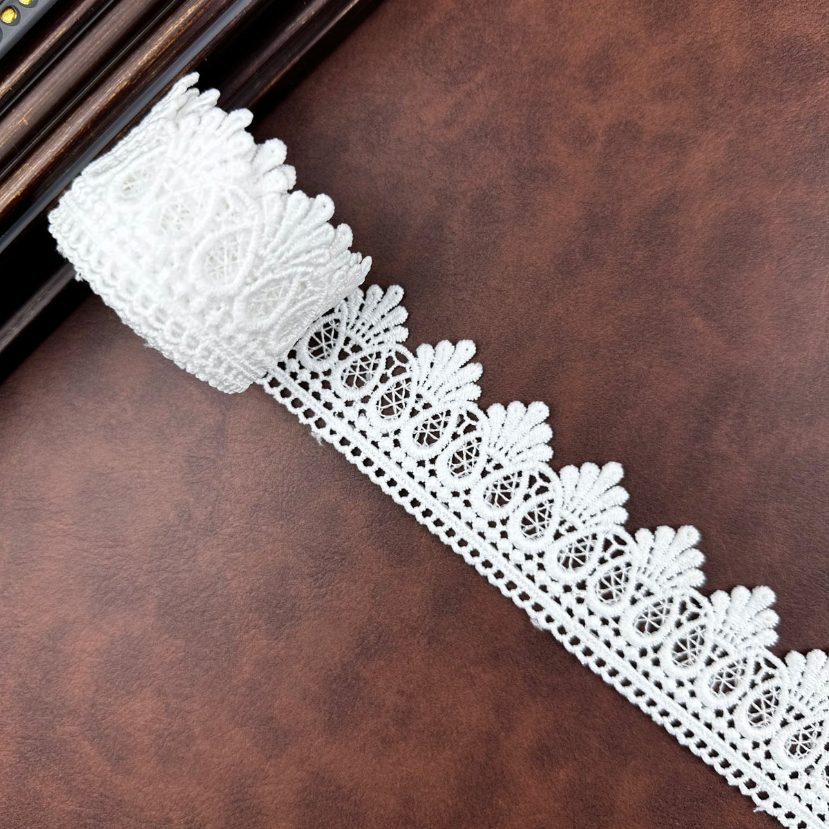 ruban dentelle blanc motif floral largeur 4.4cm tissu doux décoration mariage festonné classique soluble
