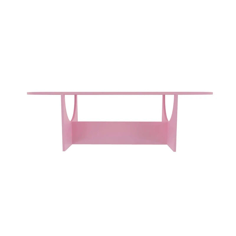table ovale rose moderne chaises tressées meuble bas jaune tableaux bleus bol blanc lampe