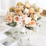 bouquet fleurs artificielles violet rose pêche blanc vert feuilles vertes vase transparent décoration intérieure