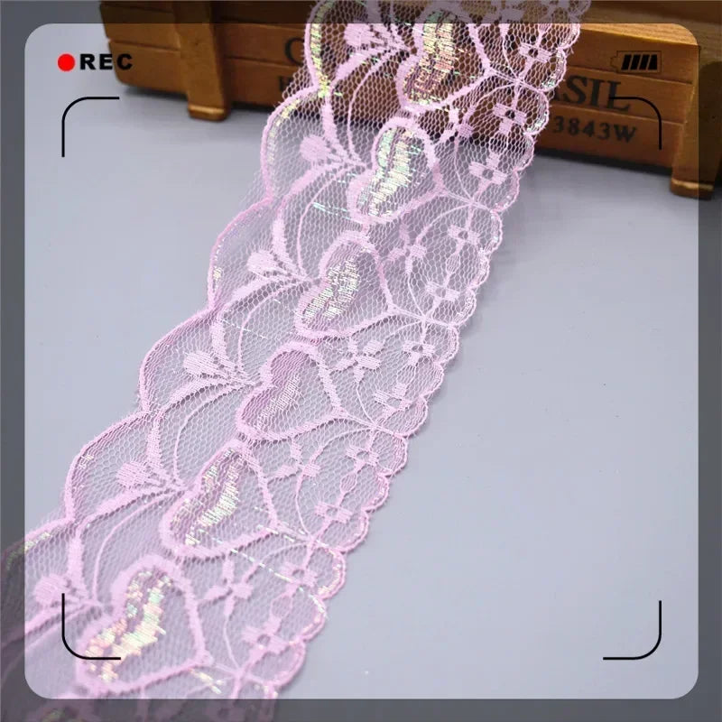 ruban dentelle rouge blanc rose bleu clair coeurs motifs floraux texture fine translucide classique