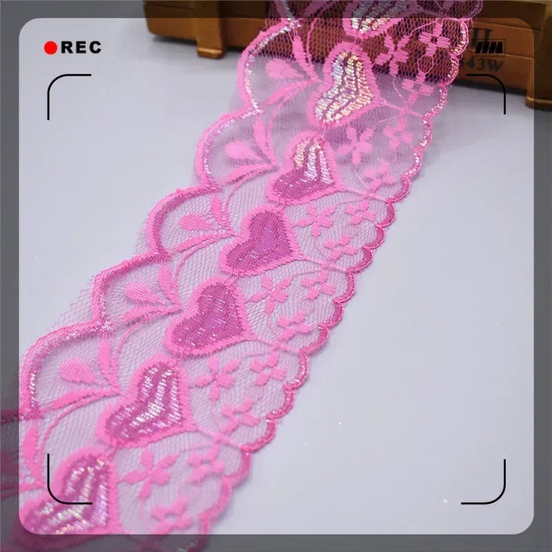 ruban dentelle rouge blanc rose bleu clair coeurs motifs floraux texture fine translucide classique