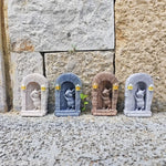 décoration extérieure artisanale porte souris sculptée lanternes dorées gris beige bleuclair