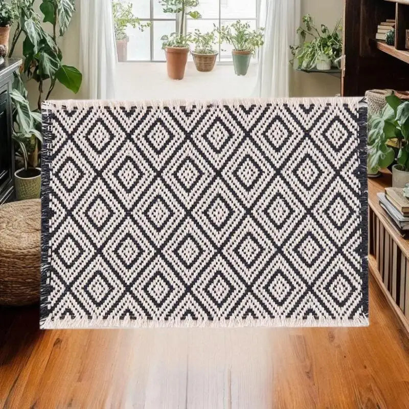 tapis bohème noir beige motifs losanges deco maison poupée accessoire decoration meuble jouets miniature