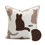 Coussin décoratif avec motif chat en relief.