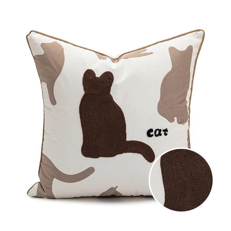 Coussin décoratif avec motif chat en relief.