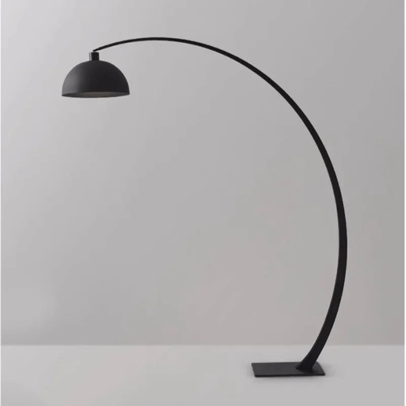 lampe arc moderne métal noir finition mate salon éclairage intérieur chic