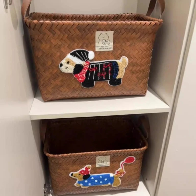 panier rangement rotin tissé marron clair brodé chien rustique poignées cuir décoration maison