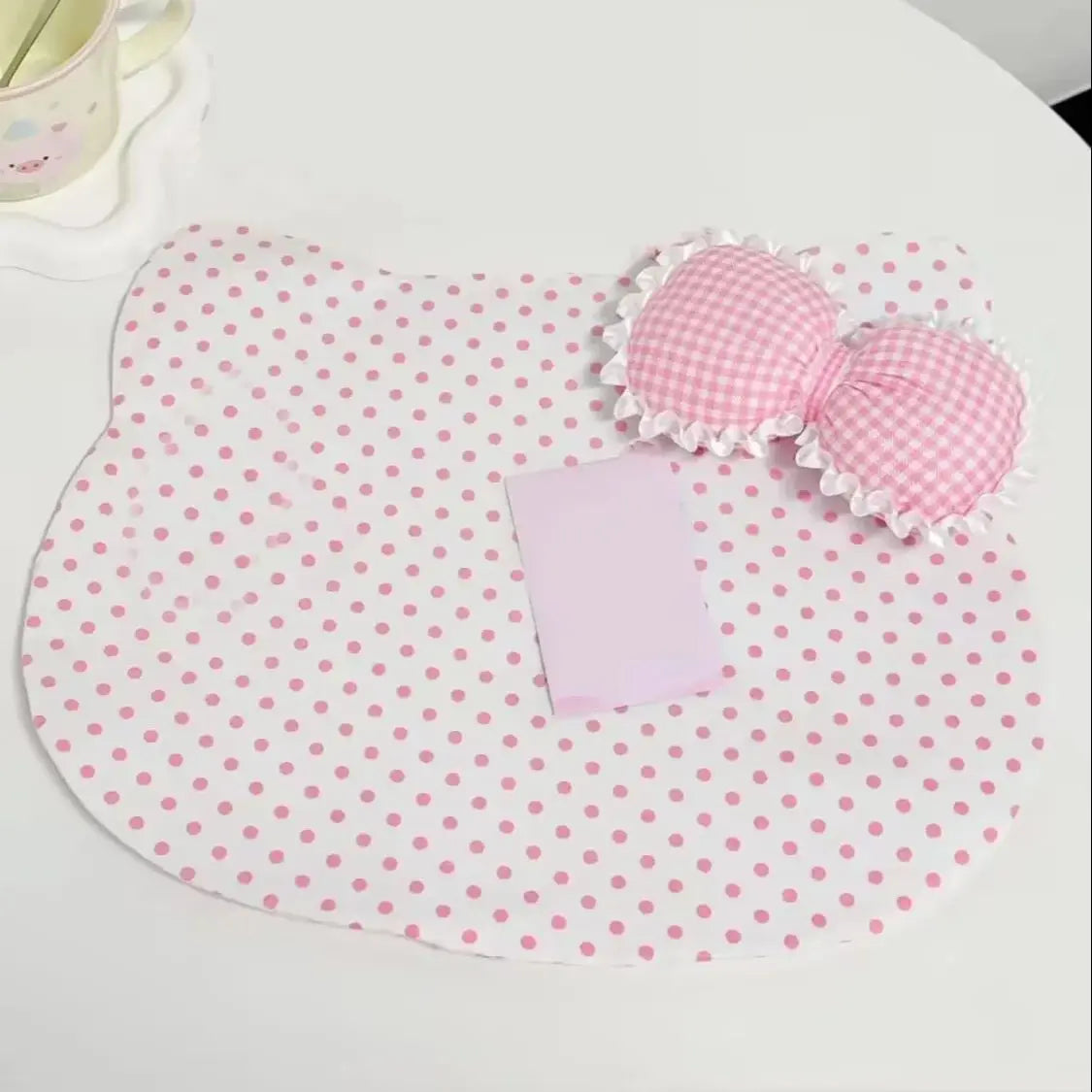 coussin forme chat blanc rose pois tissu polyestère clips decoratif enfantin table decoration