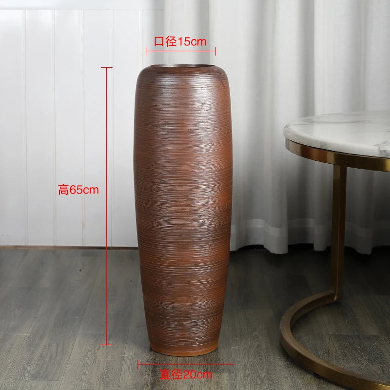 Ce vase ornemental en céramique brun sombre mesure 65 cm de hauteur pour un diamètre de 15 cm, offrant une présence élégante et sophistiquée dans un intérieur moderne.