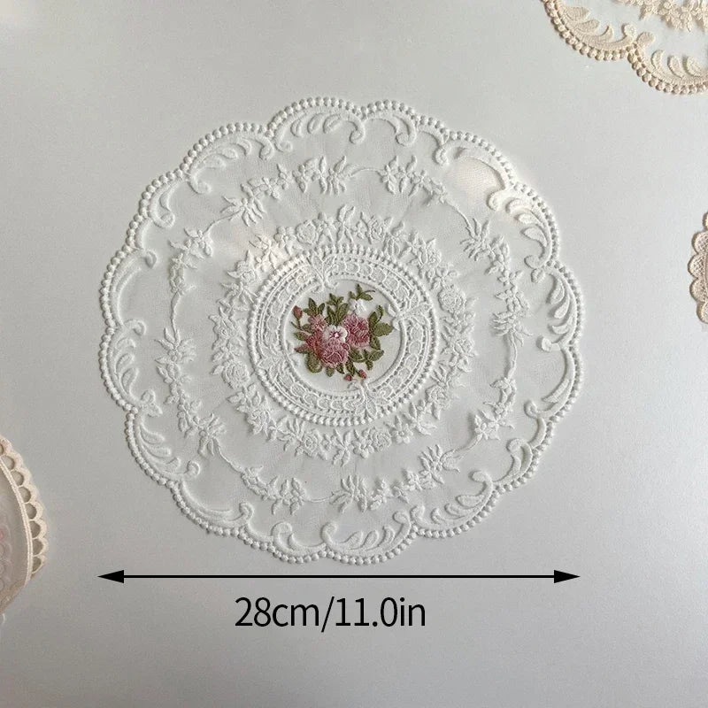 serviettes table brodées dentelle florale classique romantique blanc beige tissu rond opaques