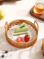 panier rotin marron tissage traditionnel rustique poignées vintage doily blanc snacks