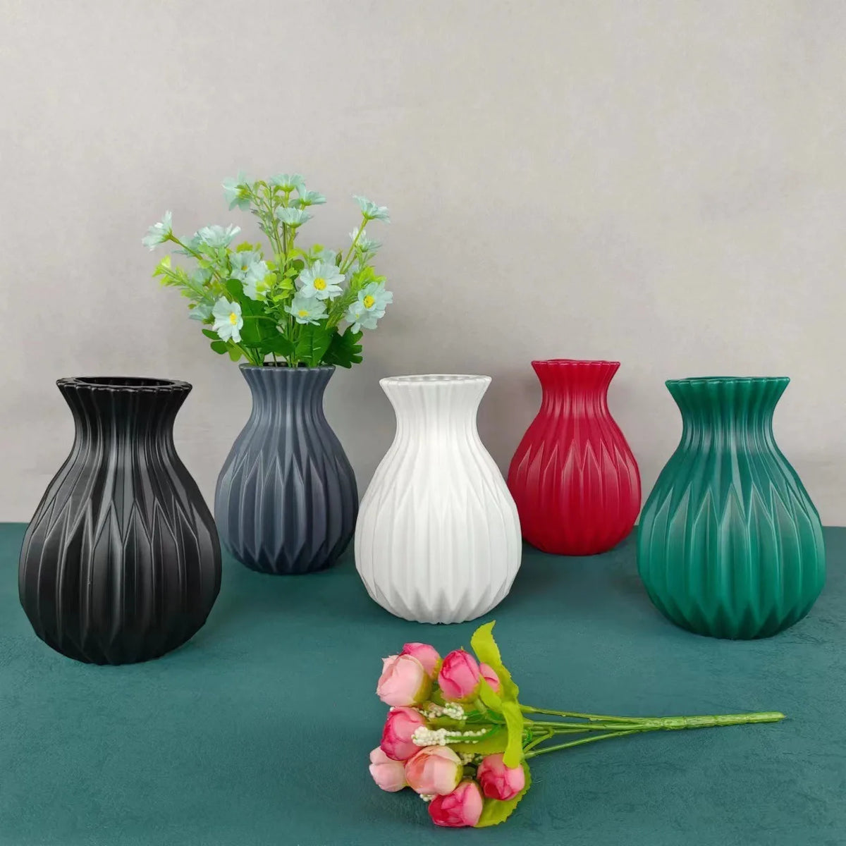 vase décoratif moderne blanc noir gris rouge vert rayures verticales opacité