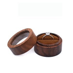 boîte bijoux marron grain bois classique coussin noir anneaux bague solitaire bague mariage étui