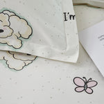 Arrière-plan avec motifs de nuages et de papillons sur un papier blanc avec texte imprimé.