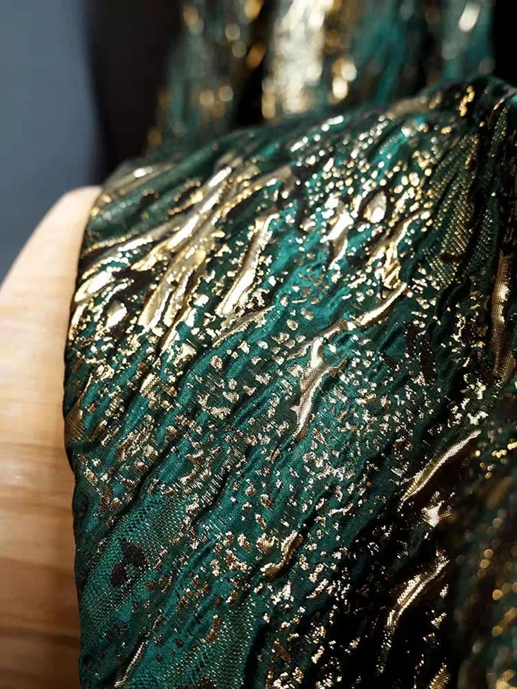tissu polyester jacquard vert or bleu rouge brillant élégant robe ondulée ligne dorée glamour
