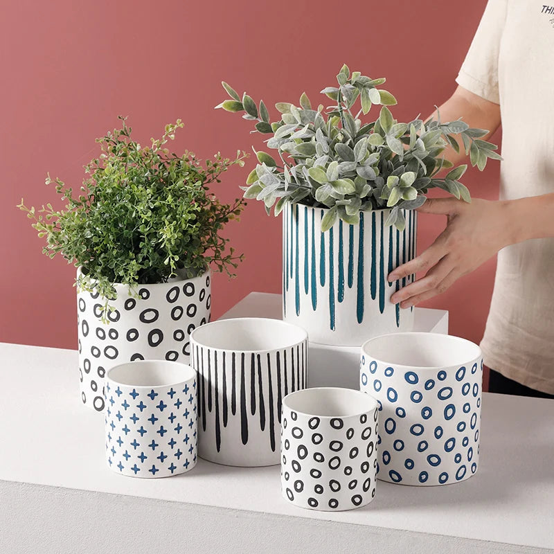 cache pot céramique blanc bleu motif géométrique moderne plante fleur intérieur salon