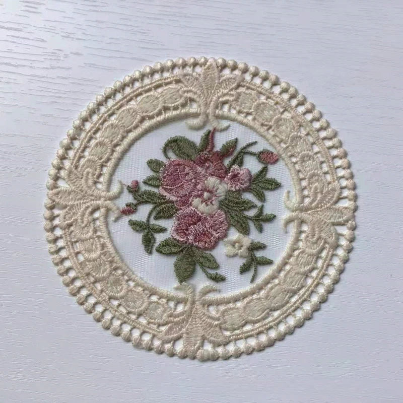 serviette table vintage broderie florale dentelle beige clair classique romantique respectueux environnement table élégante