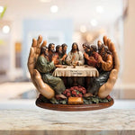 statue religieuse marron relief sculpté scène biblique support bois table roses livre