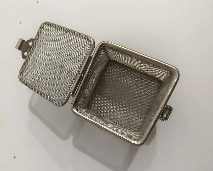 boite bijoux metal argente cadenas couvercle maille fine rangement moderne